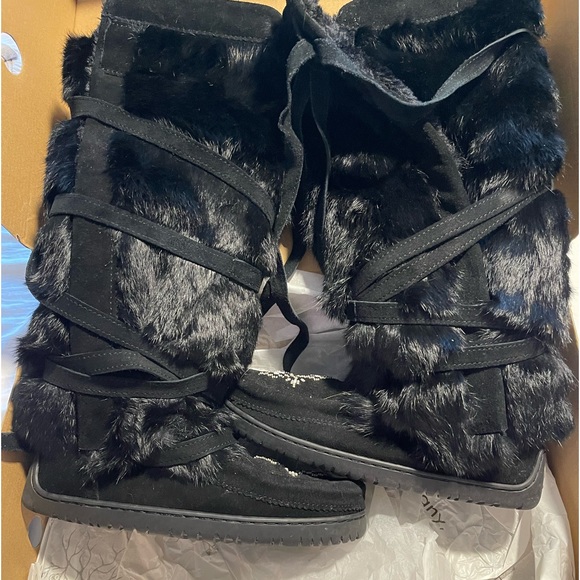 Manitobah Mukluks Like brand new worn only a handful of times. - Picture 1 of 6